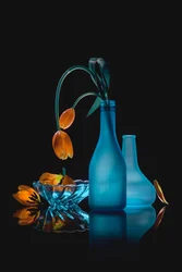 Stilleven met verwelkte tulpen