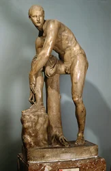 Hermes die zijn sandaal strikt, Romeinse kopie van een Grieks origineel toegeschreven aan Lysippos