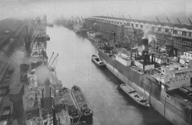 Een grote dokland van het noorden, vierendertig mijl van zee en toch een haven, c1935