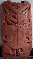Maori decoratief paneel met denkbeeldige antropomorfe figuur, Nieuw-Zeelandse beschaving