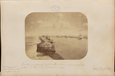 Algemeen zicht op het rif en de haven van Pernambuco, inclusief het oude fort van Picão en een deel van de stad