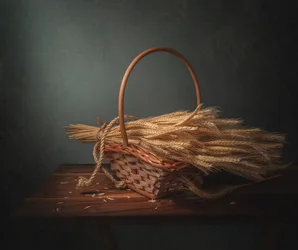 Mand met goudkleurige tarwe