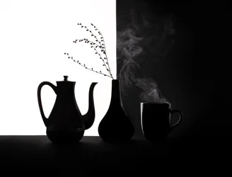 Zwart-wit koffiestilleven