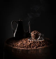 Donkere koffiepot en koffiebonen