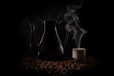 Stilleven met donkere koffie