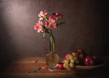Dramatisch bloemen- en fruitstilleven