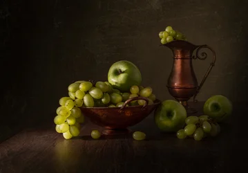 Stilleven met groene druiven en koper