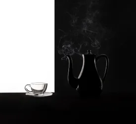 Contrast bij het zetten van koffie