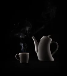 Stoomende theepot en kopje