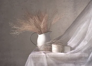 Witte kan met gedroogd gras