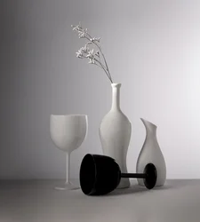 Witte vazen, zwart glas