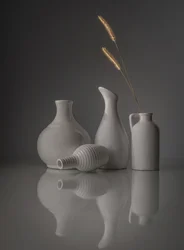 Stilleven met witte vazen