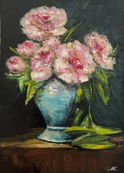 Roze pioenrozen in een blauwe vaas