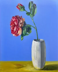 Rode bloem, blauw stilleven