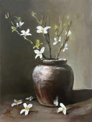Rustieke vaas met witte bloemen