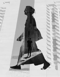 Silhouet van een wandelende man