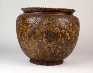 Een grote Martin Brothers jardinière versierd met scrollende planten en bladeren, 1888