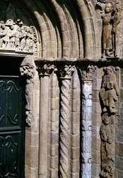 Detail van de Portico de las Platerias met afbeeldingen van de Openbaring en de Passie