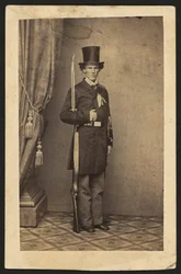 James Henry Lane (1814-1866), politicus en leider van de Free State Party van Kansas, portret in volle lengte, met geweer (sepia foto)