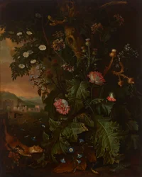 Een bosgrond met een wezel, muis, opiumpapaver en distel, met daarachter klassieke gebouwen