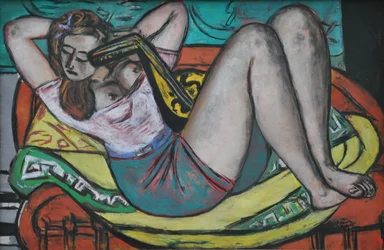 Vrouw met mandoline in geel en rood