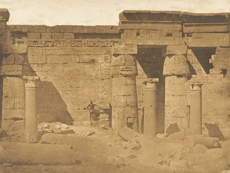 Binnenplaats van het Paleis Rhamsès-Meiamoun, in Médinet-habou Thebe Resten van een Koptische Kerk