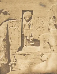 Decoratie van de ingang van de grote Spéos van Abousembil De God Phré ontvangt de offers