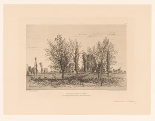 Landschap met weide en zicht op een stad