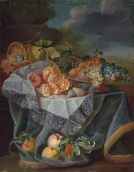 Druiven, peren en een appel op een glazen vaas, granaatappels en een geweven mand met fruit op een gedrapeerde tafel, en een parklandschap daarachter