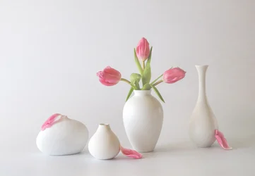 Roze tulpen in vazen
