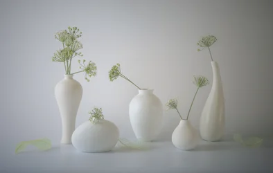 Stilleven met witte vazen