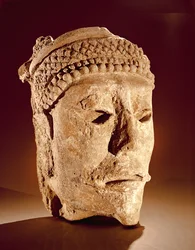 Hoofd uitgesneden uit een muur in Comalcalco, Tabasco, Klassieke Maya