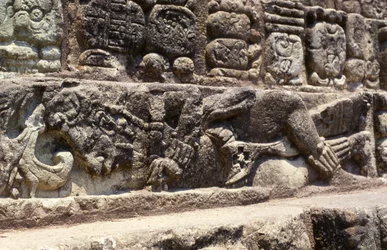 Gevangene op de treden van de Hiërogliefen Trap, Copan, Late Klassieke Periode (600-900) c.760 AD