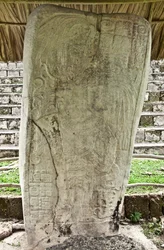 Stela 9 die Ajb’alun Haab’tal Wat’ul K’atel afbeeldt, Terminal Classic Koning uit Seibal, Guatemala, ter herdenking van het einde van de 9e Katun in AD. 849