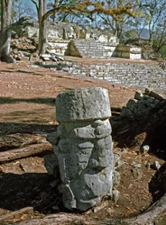 Zicht op de oostelijke hof en tempel 22, klassieke periode 7e-8e eeuw