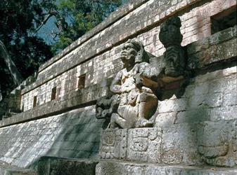 Uitzicht op de muur van de Akropolis met sculpturen van heersers van Copan, klassieke periode 7e-8e eeuw