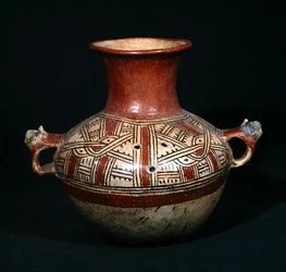 Grafurn met gaten uit Utatlan (Cumarcaaj), Quiche, Guatemala, Midden-Amerika, Post Klassieke Periode
