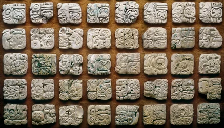 Maya kalender (320-1697) samengesteld uit verschillende glyphs (gegraveerde stenen)