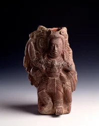 Precolumbiaanse kunst, Mayabeschaving, klassieke periode: antropomorf beeldje van klei dat een met maïs verbonden godin voorstelt en als fluitje dient. Uit Alta Verapaz, Guatemala. Afmetingen: 23,5 x 14,5 cm. Guatemala-Stad, Nationaal Archeologisch Museum
