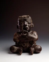 Precolumbiaanse kunst, Maya-beschaving, beginperiode: antropomorfe kleivaas die een zittende man met samengevoegde handen in de vorm van een cirkel afbeeldt. Uit Uaxactun, Guatemala