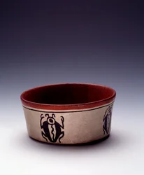 Precolumbiaanse kunst, Mayabeschaving, klassieke periode: polychrome schaal van gebakken klei, versierd met zwarte kevers. Uit Petén, Guatemala. Afmetingen: hoogte 5,8 x diameter 12,6 cm. Guatemala, Nationaal Museum voor Archeologie en Etnologie