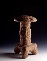 Precolumbiaanse kunst, Mayabeschaving, klassieke periode: stenen sculptuur in de vorm van een drievoetige paddenstoel. Uit Chimaltenango, Guatemala. Afmetingen: 31,3 x breedte 18 cm. Guatemala, Museo Nazionale di Archeologia e Etnologia