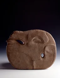 Precolumbiaanse kunst, Mayabeschaving, klassieke periode: zoömorfe bijl van bewerkte steen die de kop van een hert voorstelt. Afmetingen 26,5 x breedte 19,5 cm. Guatemala, Museo Nacional de Arqueología y Etnología