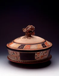 Precolumbiaanse kunst, Mayabeschaving, vroegklassieke periode: aardewerken vaas met een deksel versierd met een jaguarkop. Uit Tikal, Guatemala. Afmetingen: hoogte 26,5 x breedte 31 cm. Guatemala, Museo Nacional de Arqueología y Etnología