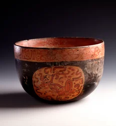Precolumbiaanse kunst, Mayabeschaving, laatklassieke periode: schaal van polychrome klei, versierd met gliefen. Uit Uaxactún, Quiché, Guatemala. Afmetingen: h. 12,5 x diam. 18,5 cm. Guatemala, Nationaal Museum voor Archeologie en Etnologie
