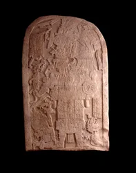 Precolumbiaanse kunst, Mayabeschaving, laatklassieke periode: stenen stèle uit Machaquilá, Petén, Guatemala. Guatemala, Nationaal Museum voor Archeologie en Etnologie