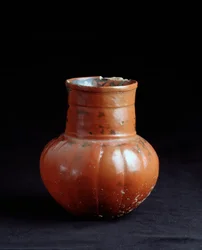 Precolumbiaanse kunst, Mayabeschaving, postklassieke periode: kruik van klei. Uit Los Cerritos, Chicaj, Quiché, Guatemala. Hoogte 17,5 x diameter 9 cm. Guatemala, Museo Nacional de Arqueología y Etnología