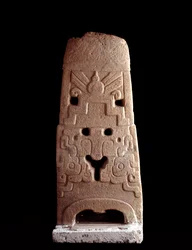 Precolumbiaanse kunst, Maya-beschaving, pre-klassieke periode: stenen stèle met de stilistische masker van een godheid. Uit Saca Tepequez, Guatemala