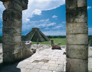 De Tempel van de Krijgers en de piramide van Kukulkán (of het Kasteel), in Chichén Itzá (Yucatán, Mexico). Precolumbiaanse architectuur, Maya-kunst uit de postklassieke periode (12e eeuw).