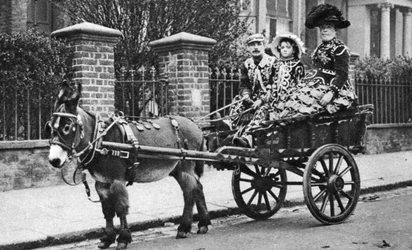 Pearly familie in hun door een ezel getrokken wagen, Londen, 1926-1927
